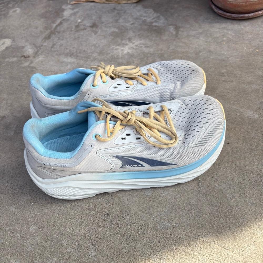 Altra Athletic Shoes in Light Gray and Blue